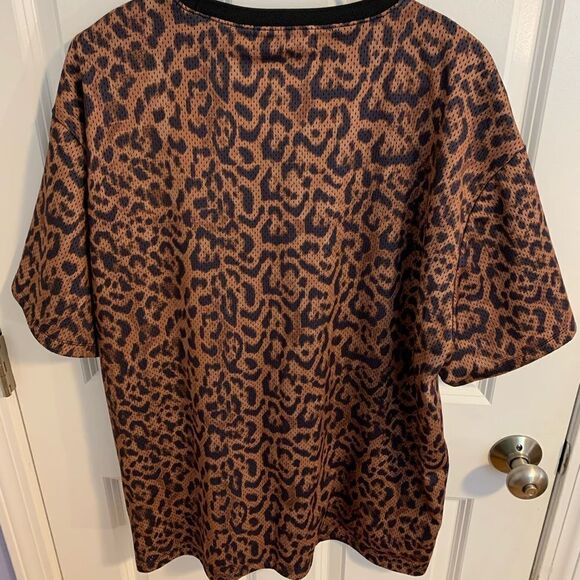 Forever 21 XL leaopard short sleeve shirt - Picture 2 of 4